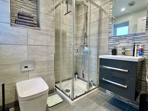 Master En-suite- click for photo gallery